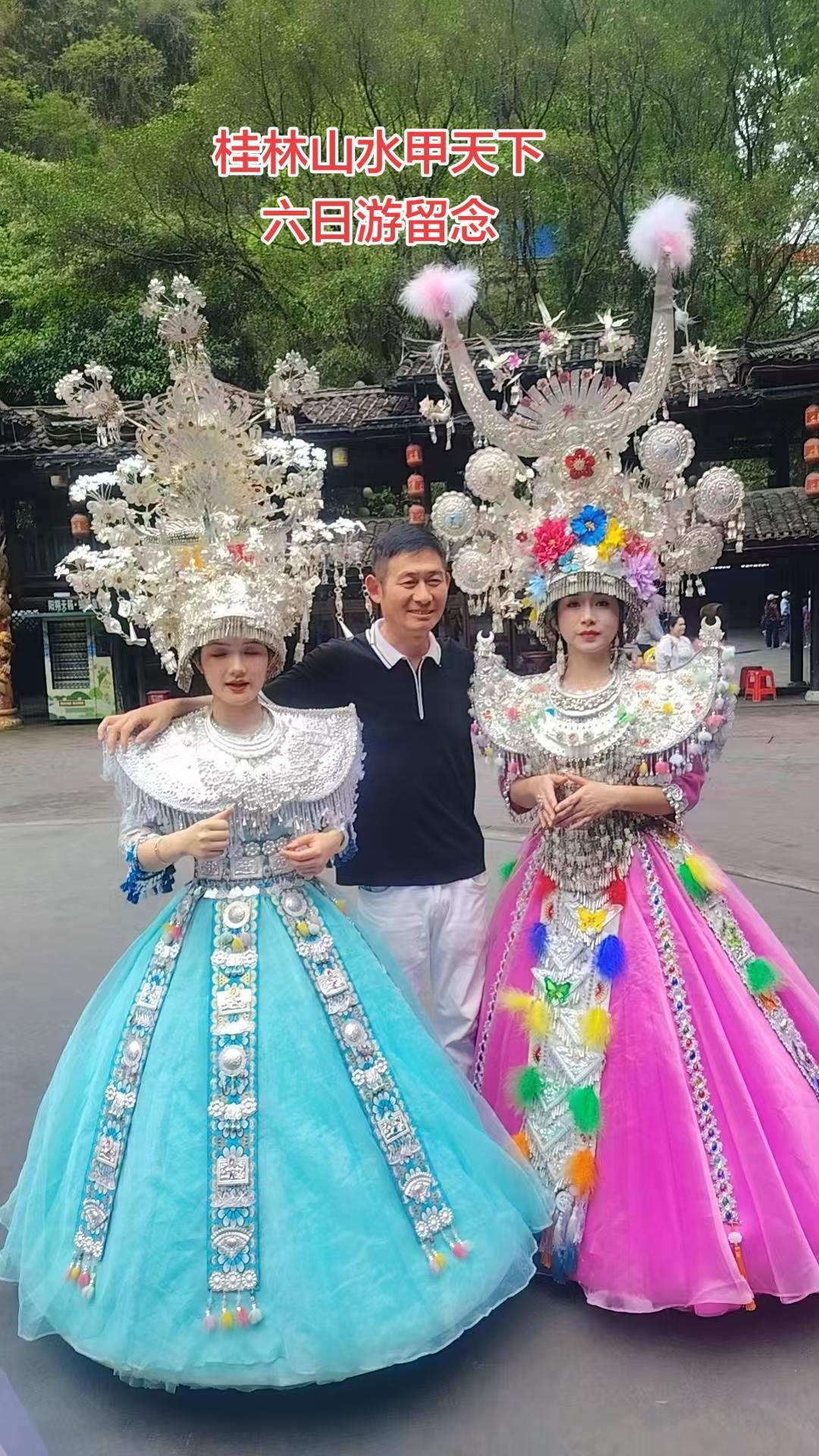 桂林山水甲天下六日游在桂林山水的怀抱中，六日游的精彩瞬间定格于此。身着绚丽多彩的