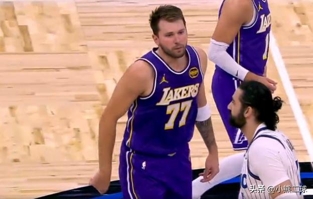 东契奇第16次技犯被联盟撤销！名嘴Skip发文：这一决定十分荒谬，明明他是冲突挑