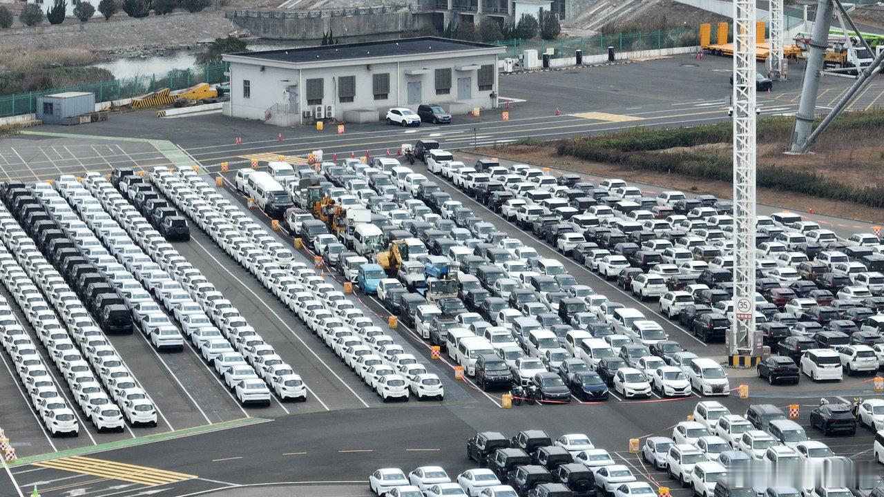 上半年宁波口岸新能源汽车出口量值双双翻倍 今年上半年，宁波口岸新能源汽车出口21