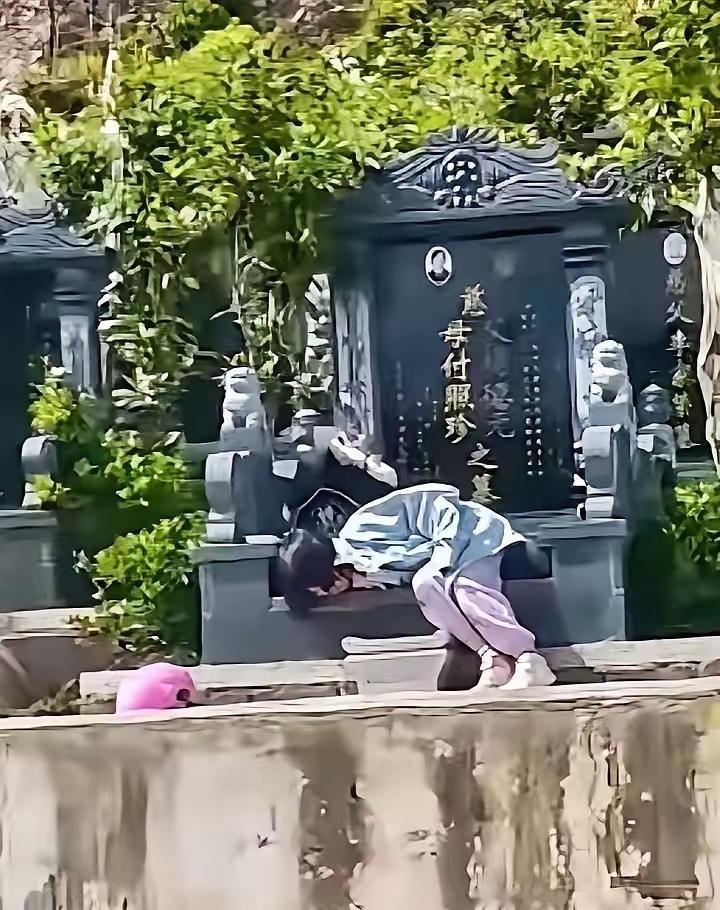 “妈妈，我怕你孤单”——7岁女儿趴在坟前哭累了，就睡在妈妈墓碑旁
清明节，乡村公