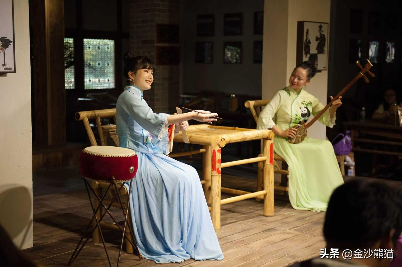 正宗的成都曲艺、正宗的专业演员，成都市曲艺团的优秀演员们夏日里继续为广大茶友们奉