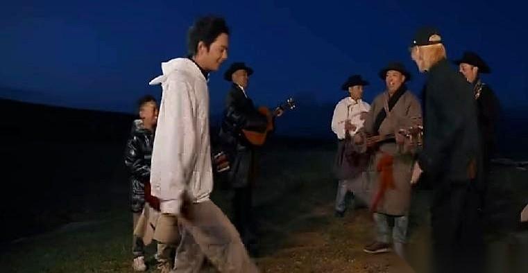 向佐，丁真，草原，篝火。
刷到这个视频的时候，我第一反应是，这俩人怎么玩到一块儿