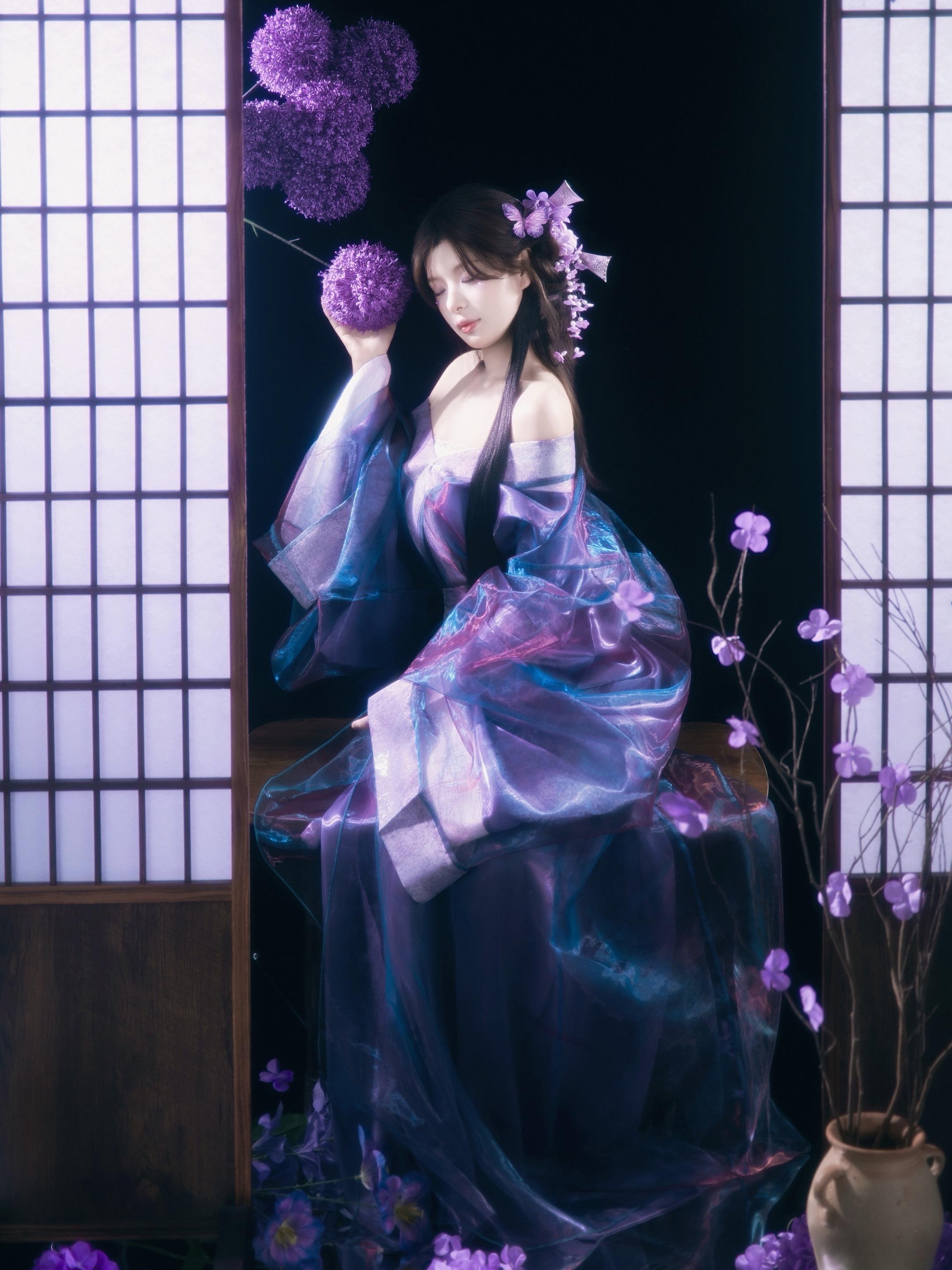 青天大老爷！紫色汉服。