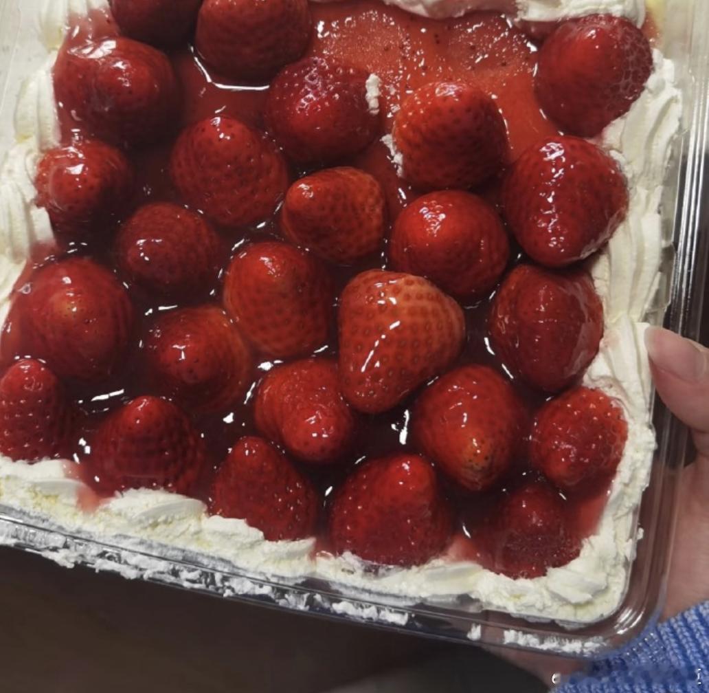 盒马承认生产草莓蛋糕出问题真的是非常低级的错误！食品的生产过程应该严格控制，这种