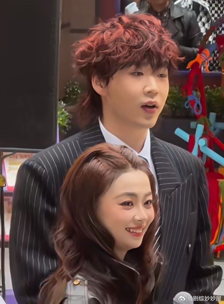 连保安都在嗑王王队想要保安视角的王王队直拍王男王广今天合体，往那儿一站就挺吸睛的