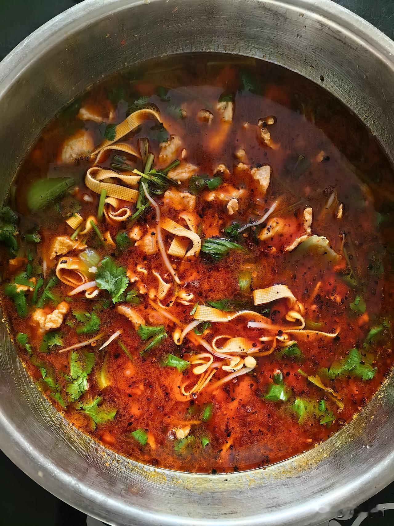 这锅水煮肉片直接香到我狂炫三碗饭！

红油裹满嫩到弹牙的肉片，豆筋吸饱鲜辣汤汁，