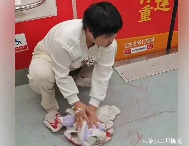 地铁
吐血女孩，
银行账户暂时被封！

重庆女孩在地铁上突然咳血，被网友拍下，