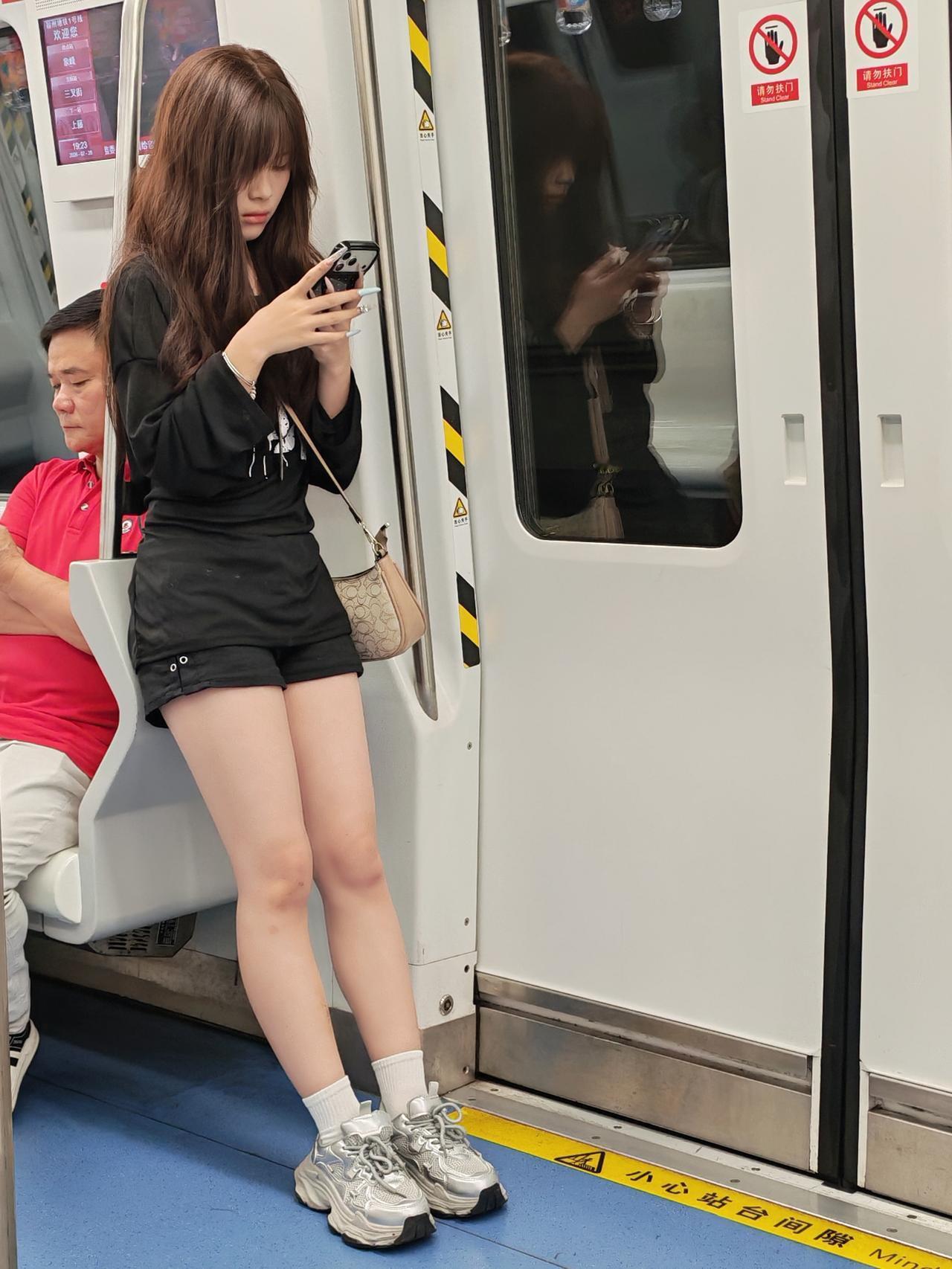 地铁随拍美女穿搭