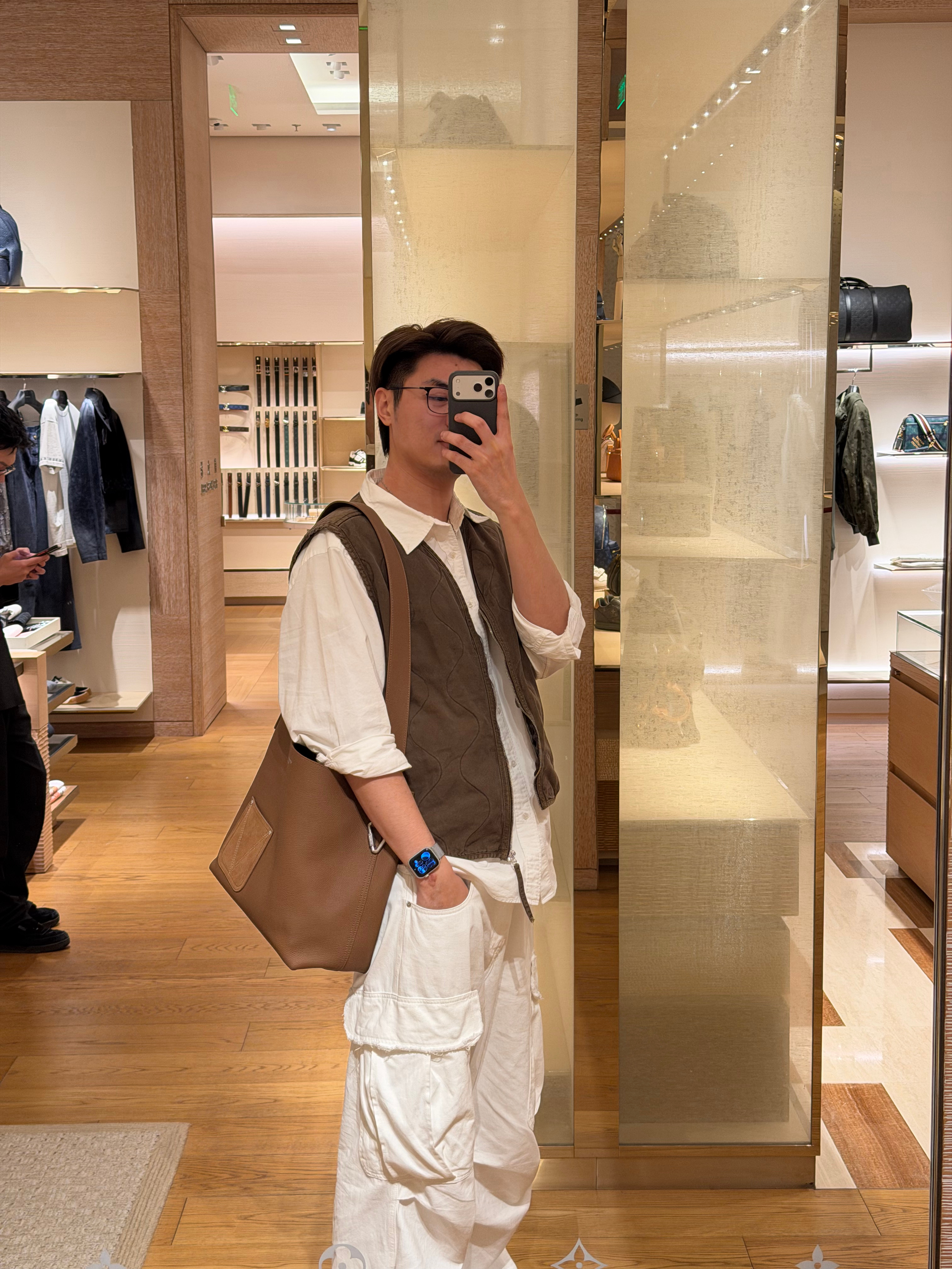 商场回应专柜买4个LV包为假货不应该吧…现在lv的包不是都有nfc的芯片的吗？怎