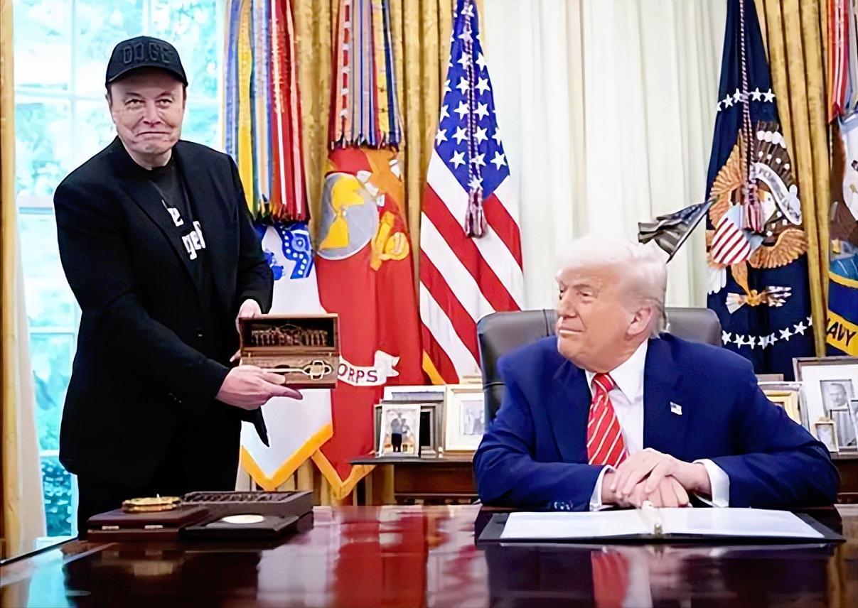 特朗普的“白宫金钥匙”火了！李在明收到同款，马斯克、C罗都有，这把钥匙不仅是特朗