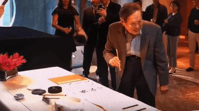 102岁杨振宁携翁帆庆结婚20周年现场！47岁翁帆穿一袭黑色丝绒裙配长发老太快，