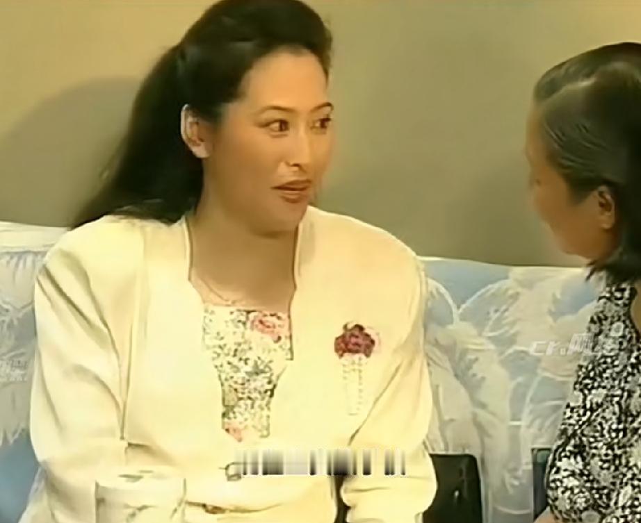 薛甄珠年轻时真漂亮，日子比罗子君还富裕

老公是做生意的，孩子在贵族学院，准备出