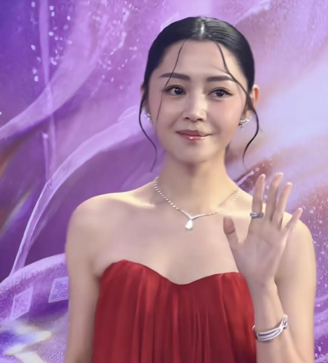 卫诗雅受伤
嘴上缝了50多针看不出来
其实全靠她老公，那是个有背景的人
 
她老