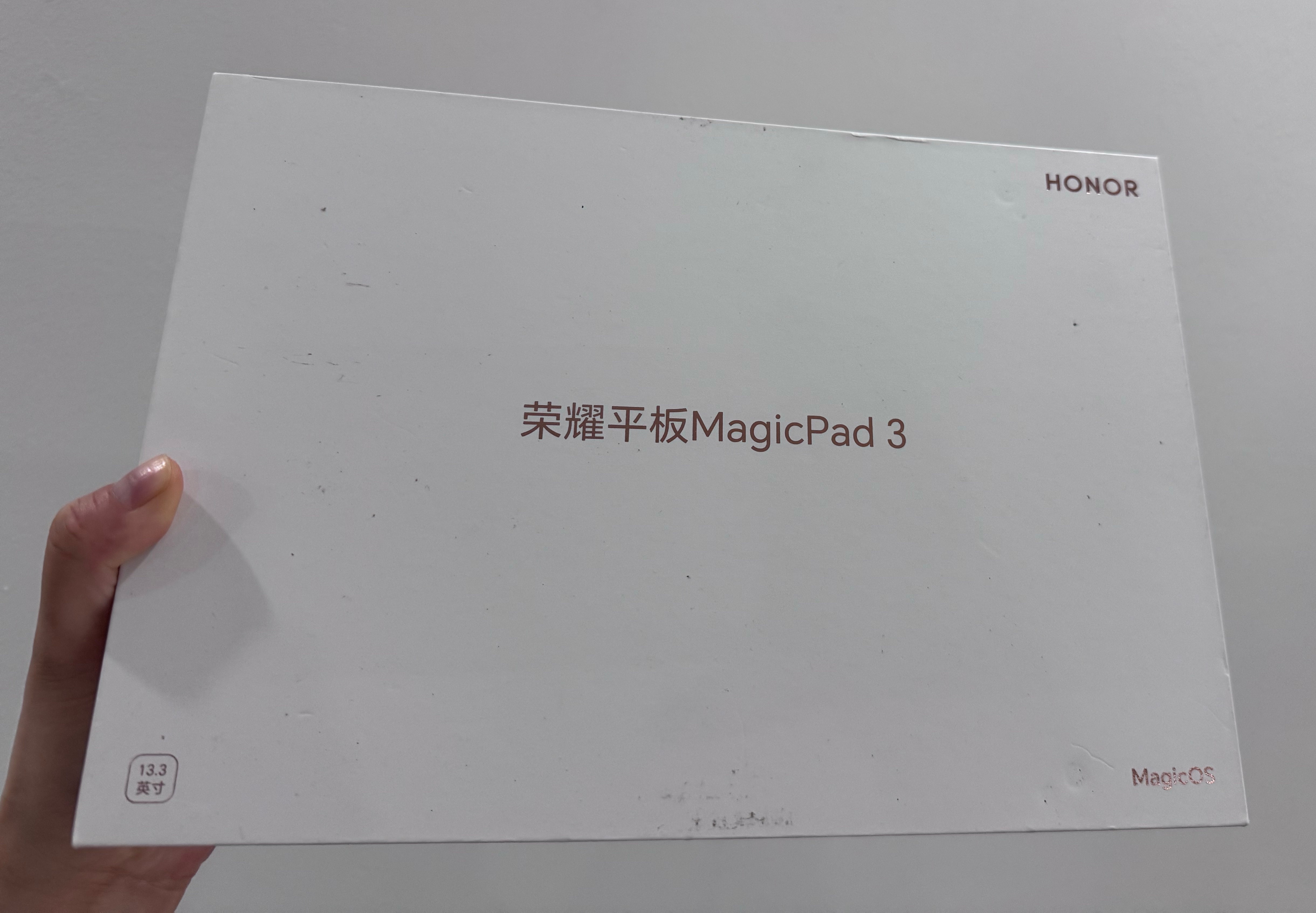 助理下楼拿快递，在草丛里捡到一台平板[坏笑] ​ ​​​