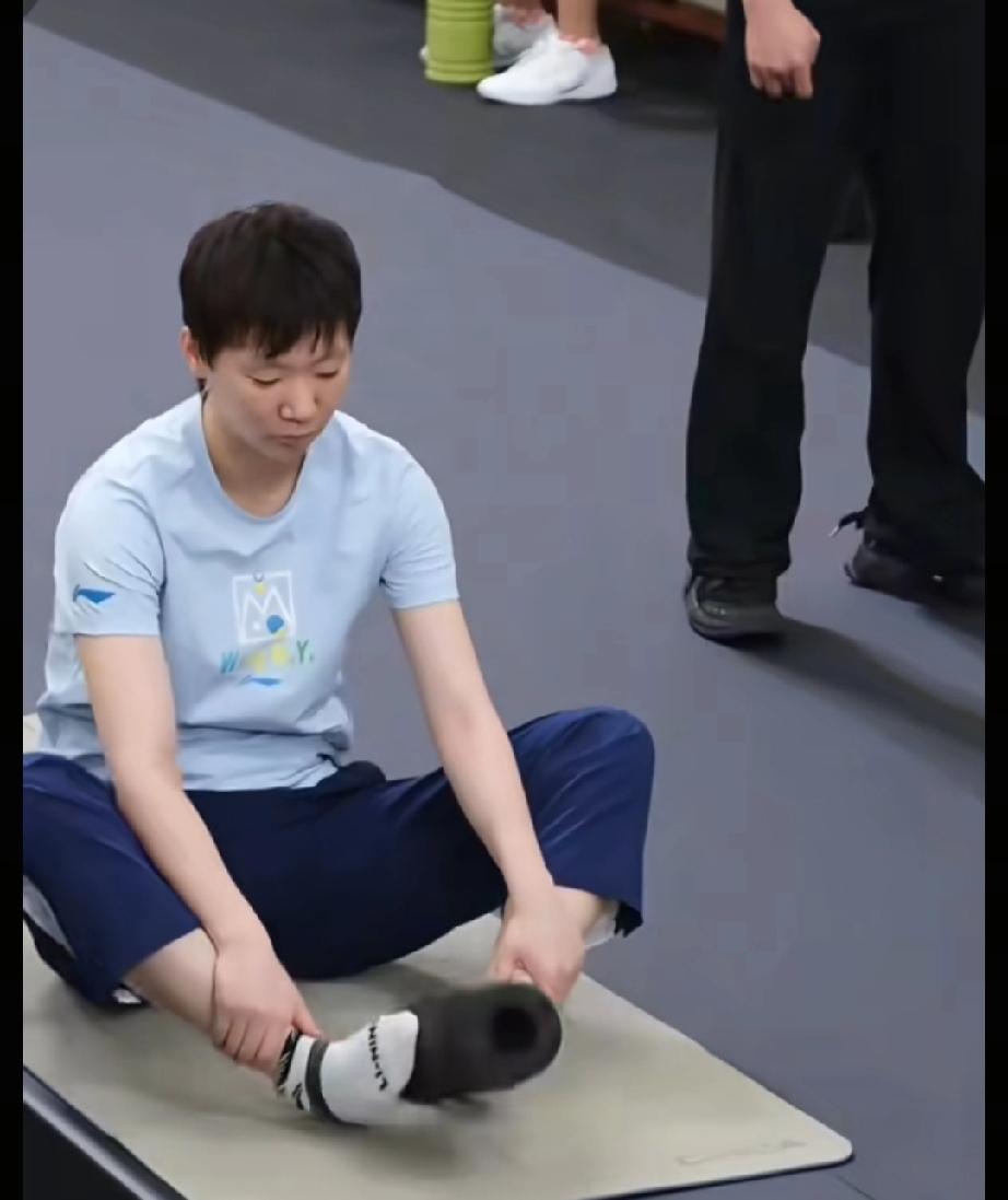 WTT新加坡大满贯，王曼昱今日训练馆热身。是就连小脚丫都闲不下来的调皮小鱼，对着