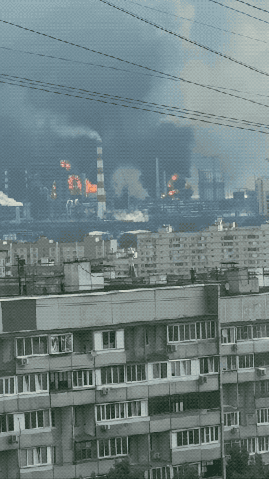 莫斯科炼油厂被炸一片火海：乌克兰无人机直捣俄罗斯首都腹地，防空太拉跨了！2026