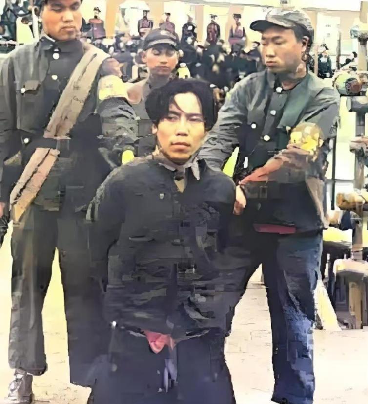 1951年1月，戴笠的儿子戴善武被五花大绑，跪在地上即将被执行死刑。被枪毙的时候