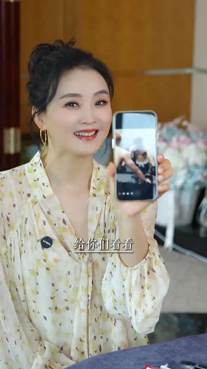 28日，51岁“晴格格”王艳在社交平台上晒出儿子近照，19岁球球染了黄发，赤膊出