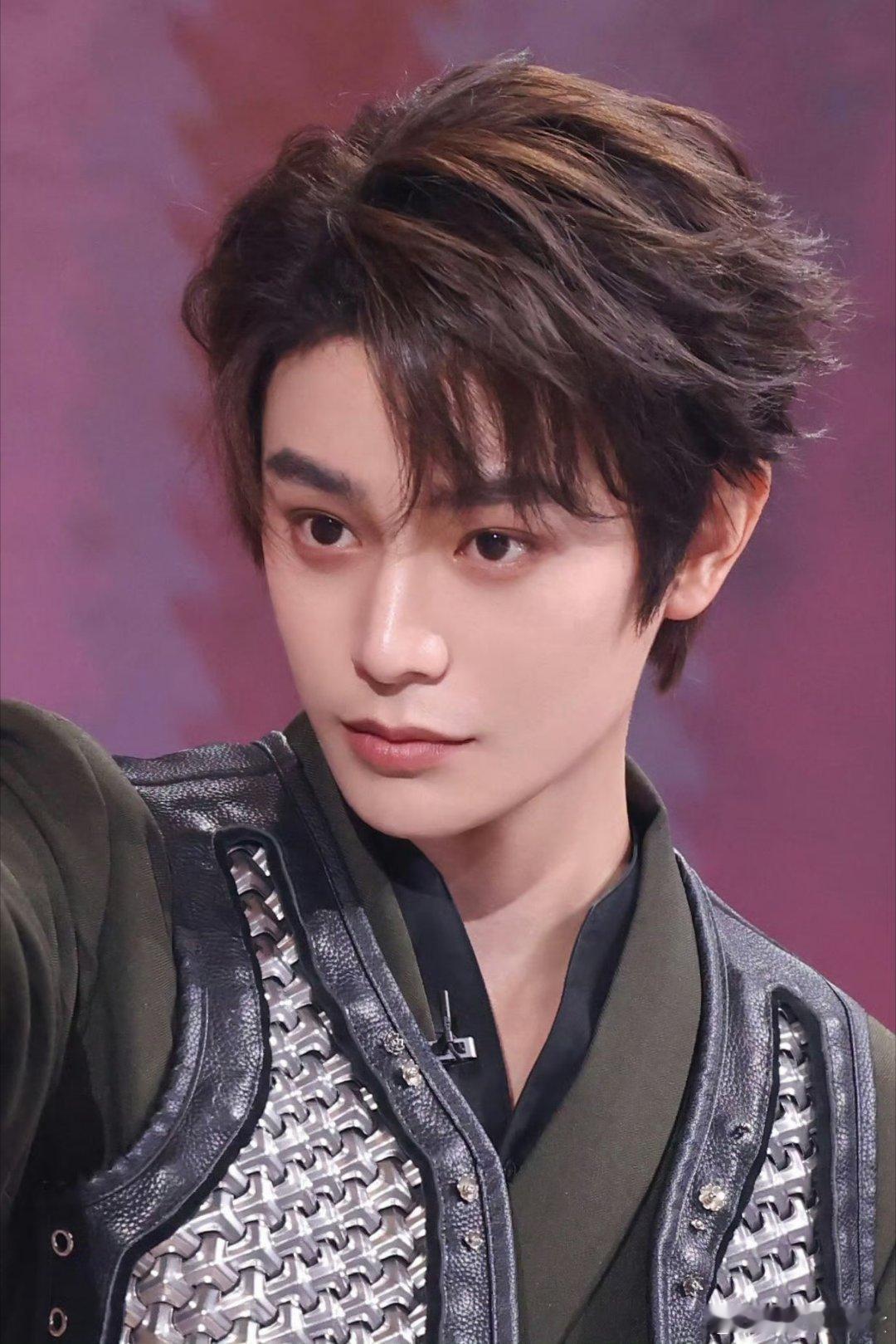 超话大赏dyx丁禹兮 少年从黑暗中来，却满目星辰毫无戾气，风尘仆仆又温柔至极。