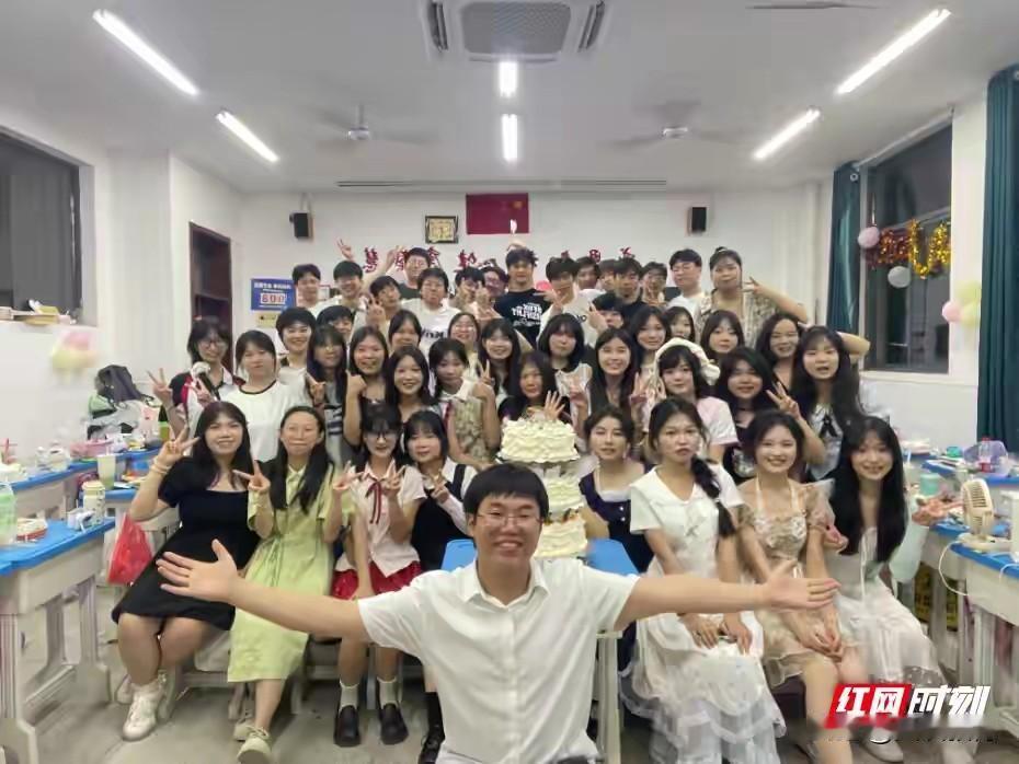 湖南00后最年轻班主任，用3年改写一个垫底班级

湖南永州，一则师生双向奔赴的故