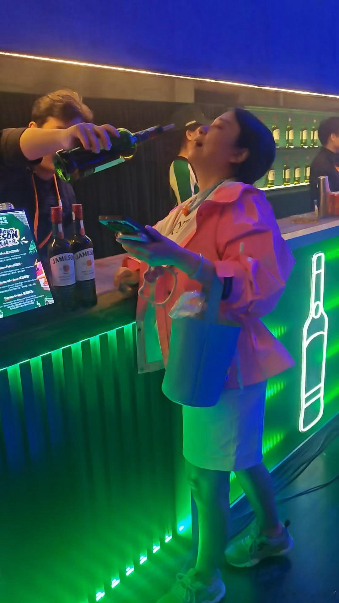 夜游神是乌镇戏剧节我最喜欢的项目​昨晚的开幕式被黄牛放鸽子，于是时间变得很长。​