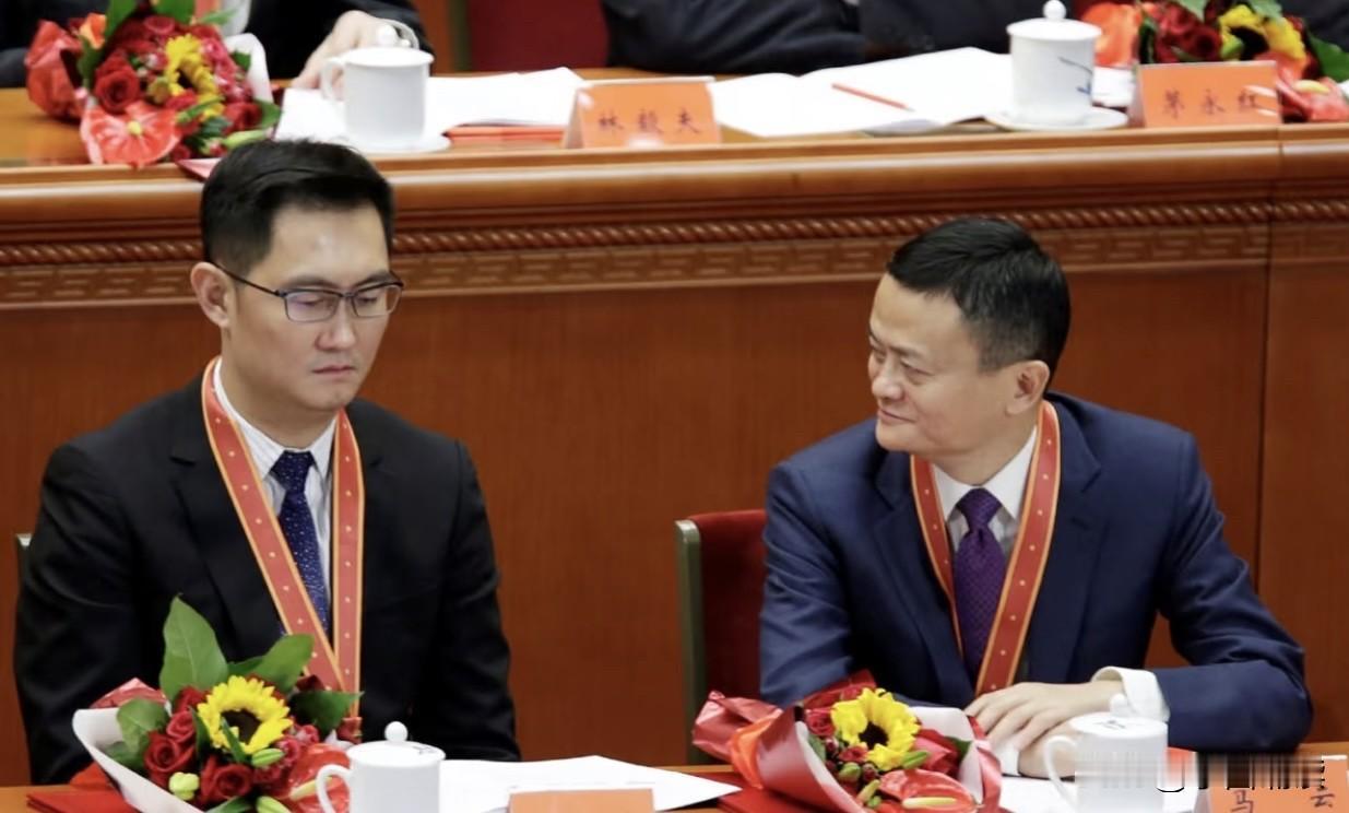 哈哈，马云和马化腾两人的名字放在一起是不是很玄学？马化腾正是以腾云驾雾的招术，通