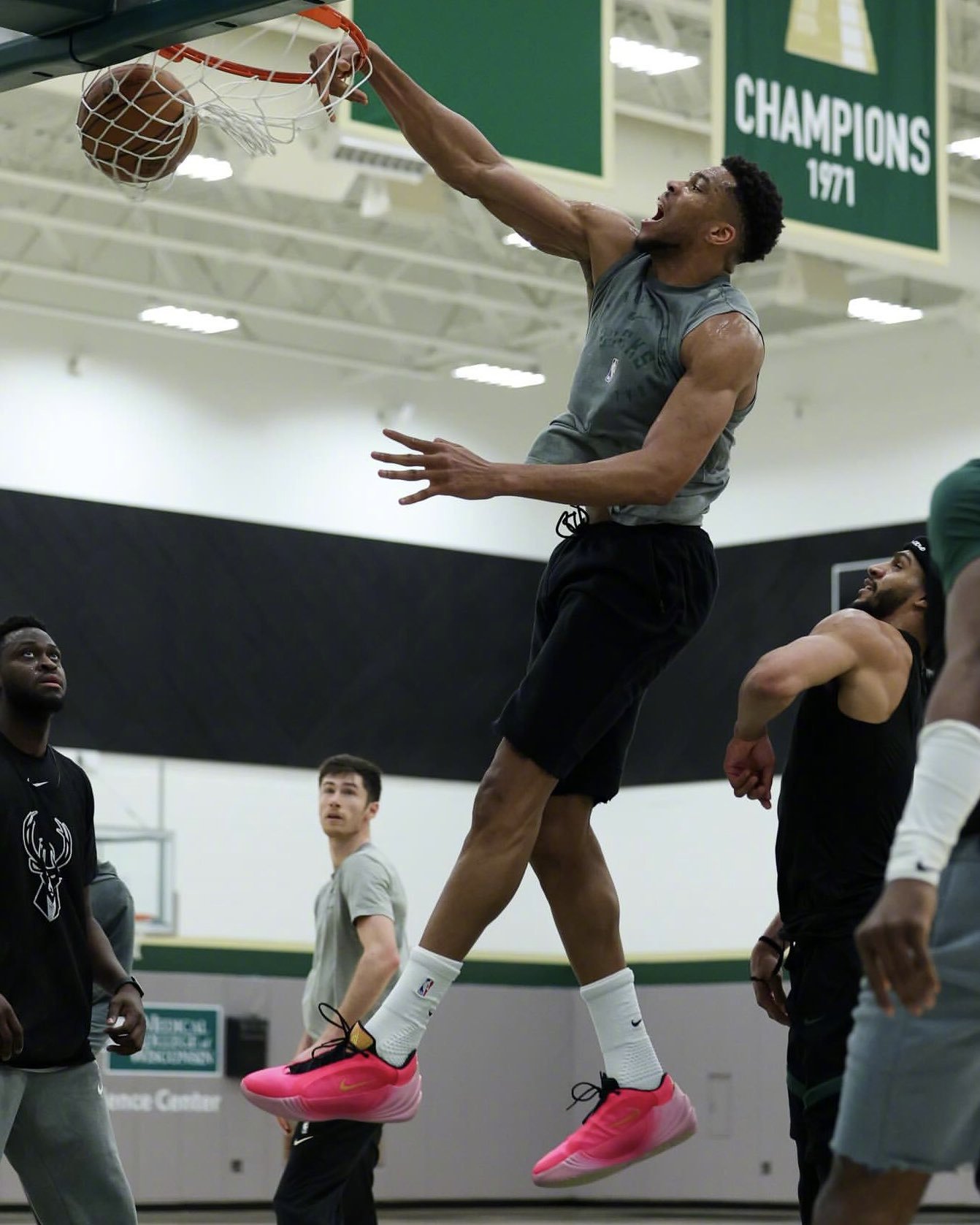 Nike Freak 8字母在训练中换上了全新签名鞋Freak 8，中底有种娜迦