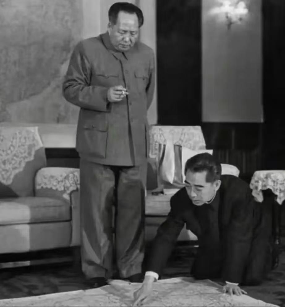 何为鞠躬尽瘁？看完毛主席与周总理这张珍贵旧照瞬间读懂。

中南海的房间里，周总理