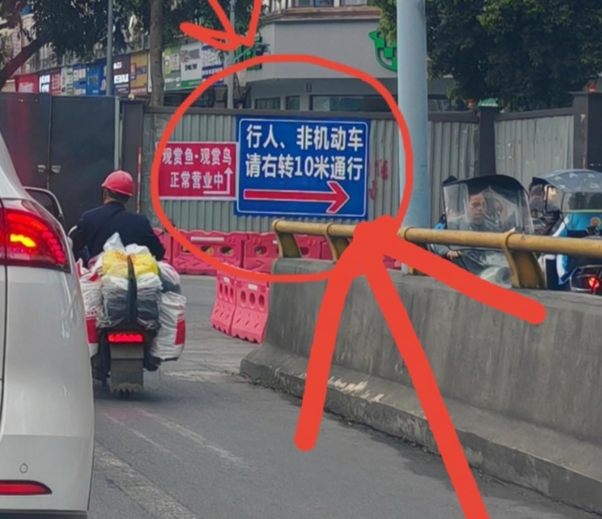 岷江二桥下桥往长江市场方向，连日来因路面施工打围，非常拥堵。
这其中既有路面收窄