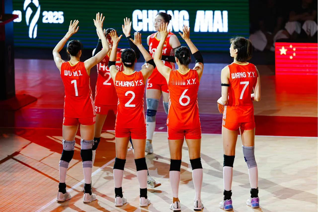 中国女排力争第一时间直通奥运中国女排新老交替蓄力洛杉矶 如今的女排早已完成换血，