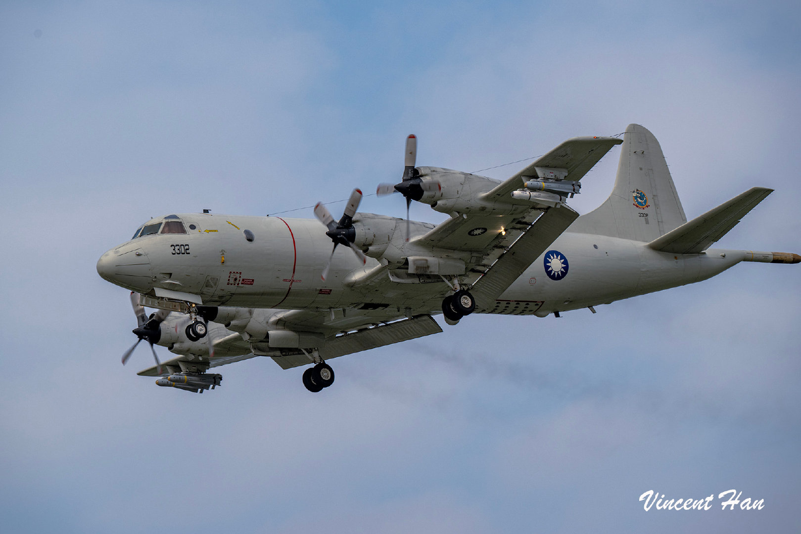 台匪“空军”P-3C反潜巡逻机挂载3枚AGM-65G2空对地导弹与1枚AGM-6