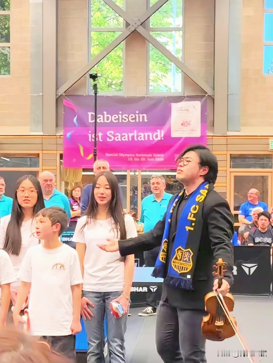 笑死我了！徐老师作为东哥的球迷，每次都申请唱歌，但是萨尔布吕肯的经理似乎觉得他唱