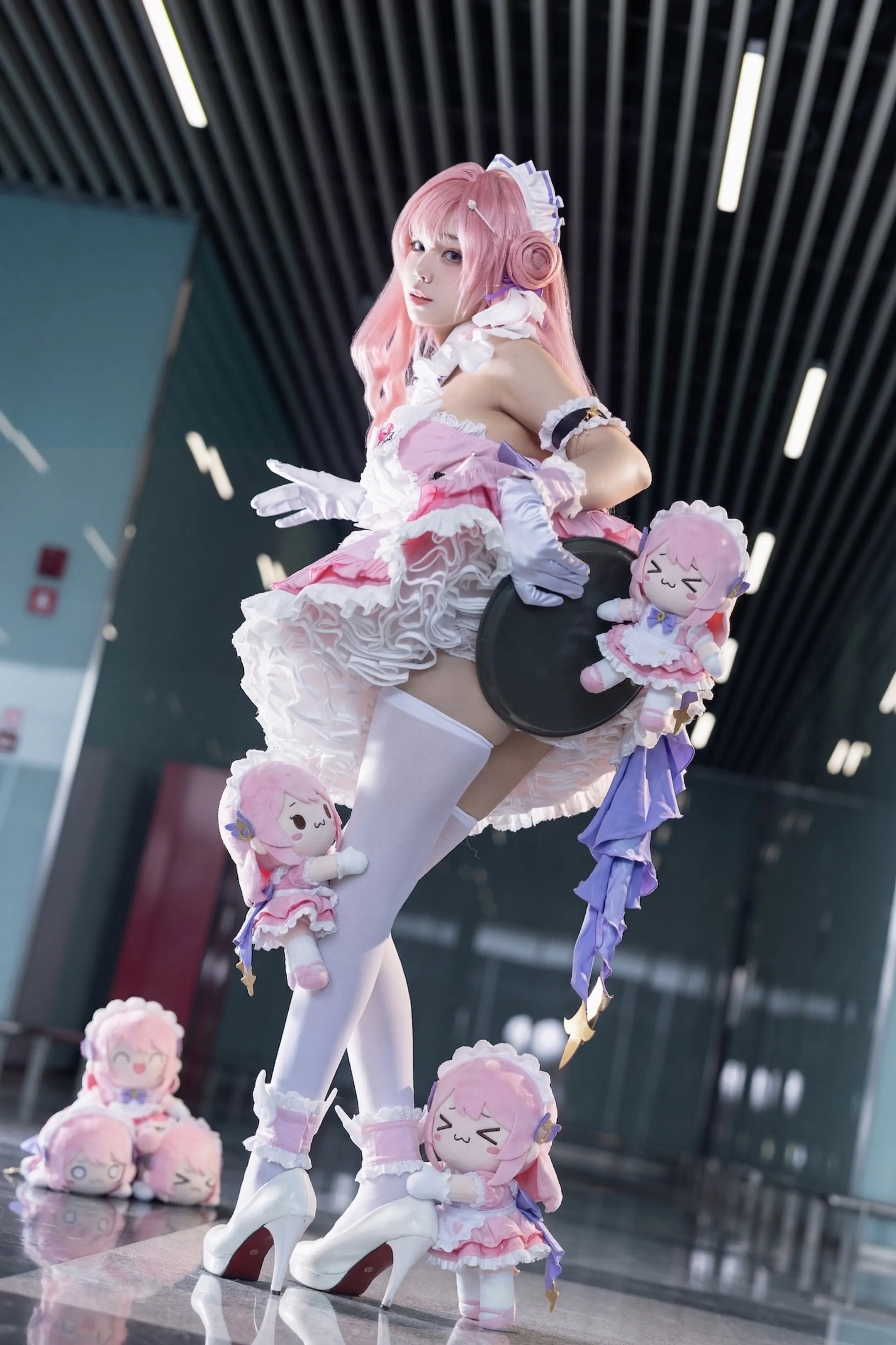 当然不能看裙底了。