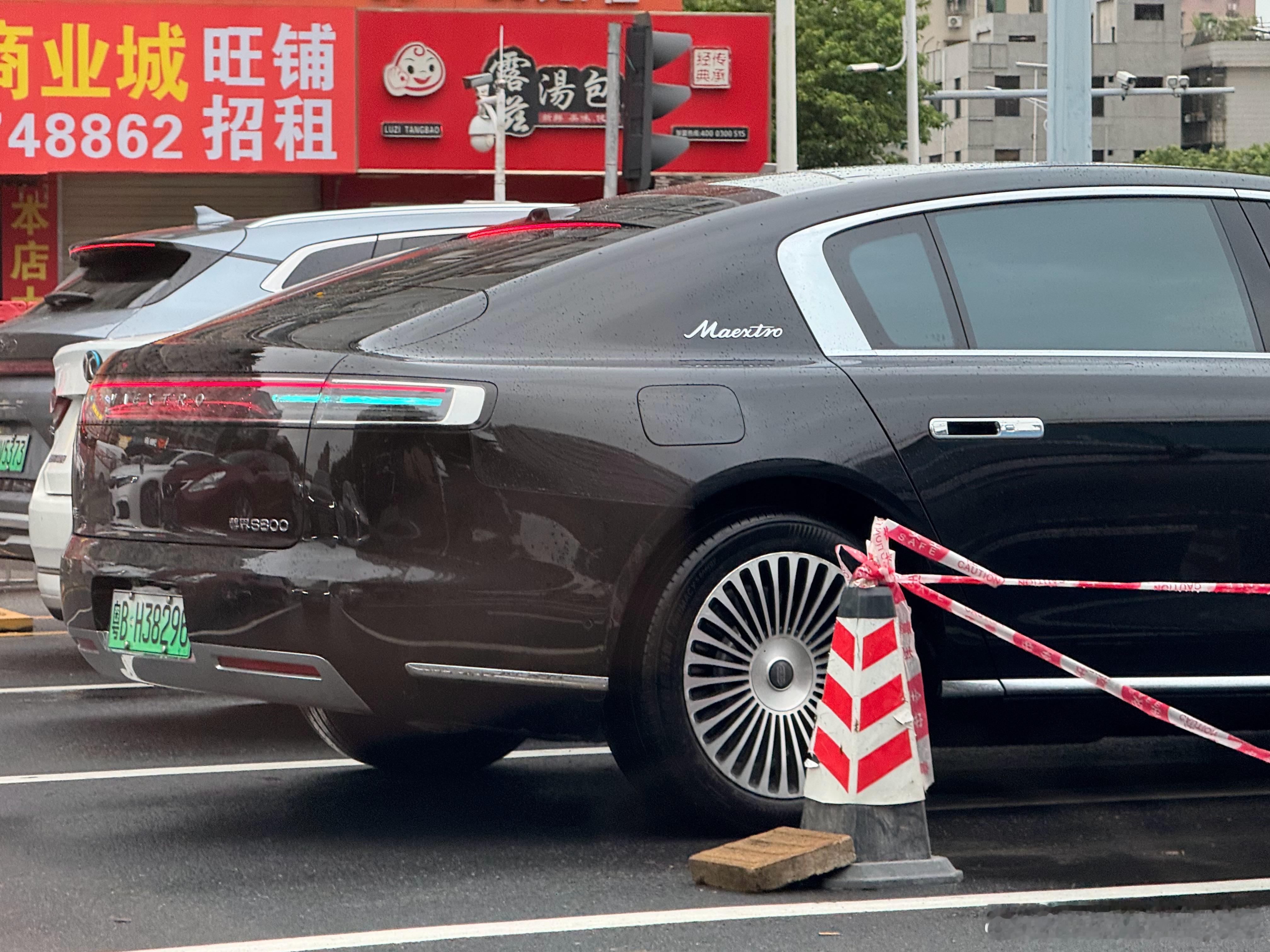 第二次在路上见到尊界S800好像提纯黑色的不算多？我看网上好多都是金色+暗红的配
