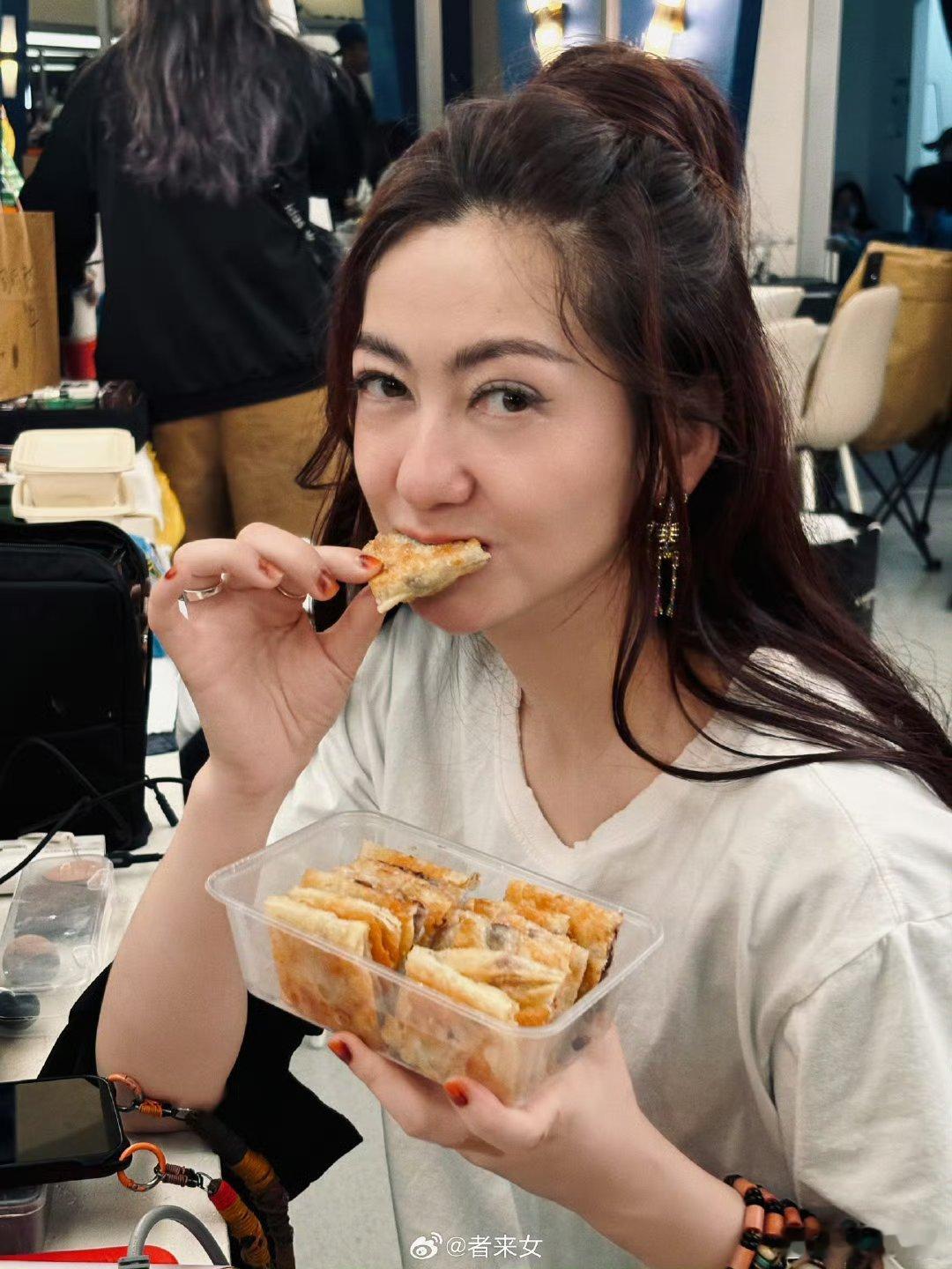 者来女发文告别乘风✨二公舞台爆冷止步，33票的结果让无数人意难平。者来女凌晨发文