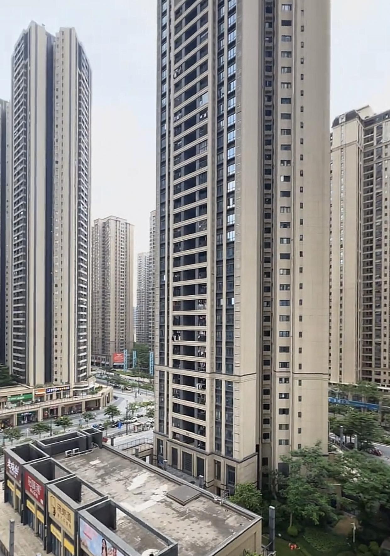 广州茘湾广钢新城，200多米高，63层到底什么人才敢住？

我住过20楼都腿软，