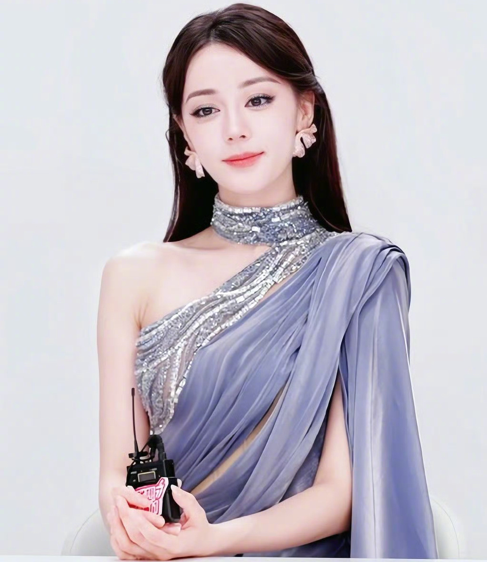 #迪丽热巴的AI妆造# ，联想代言人迪丽热巴今日优雅亮相直播间。身穿 Tony 