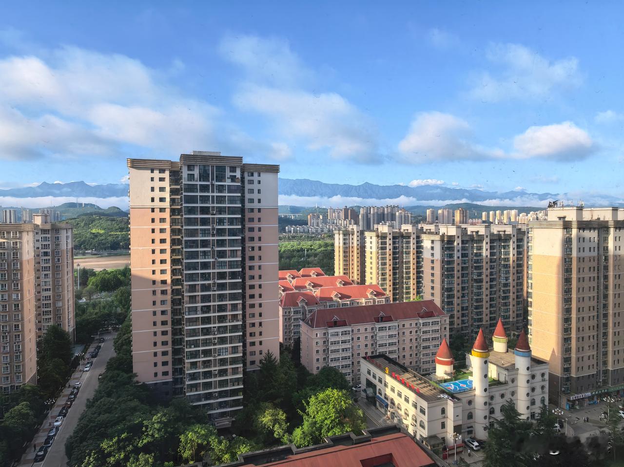 立秋还没到，宝鸡的风先凉了。早晚出门，短袖已经扛不住了。风从秦岭山过来，干爽爽的