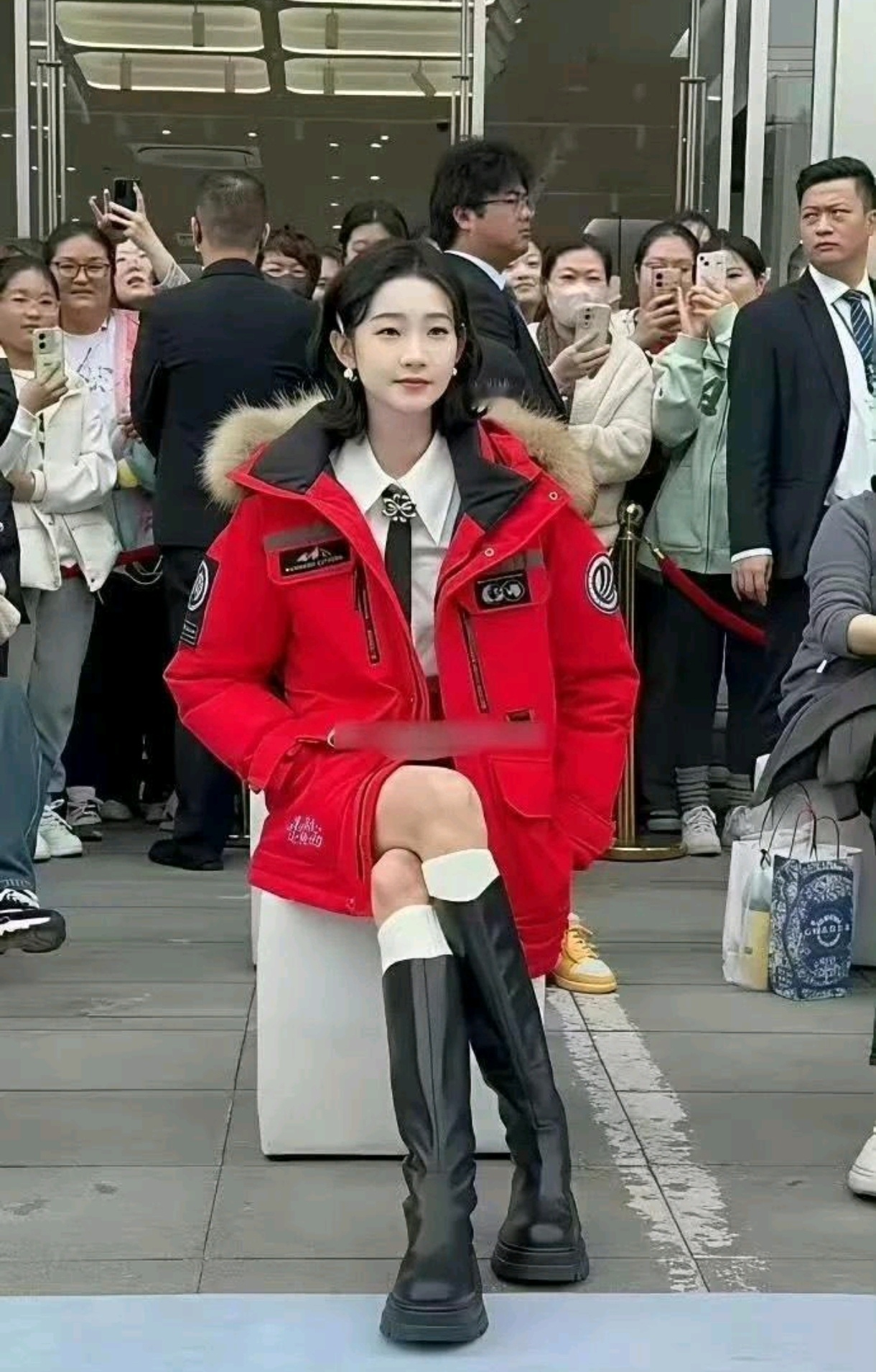 看了张艺凡才知道 原来有人翘二郎腿 脚可以踩在地上 这腿也太长了吧！ 