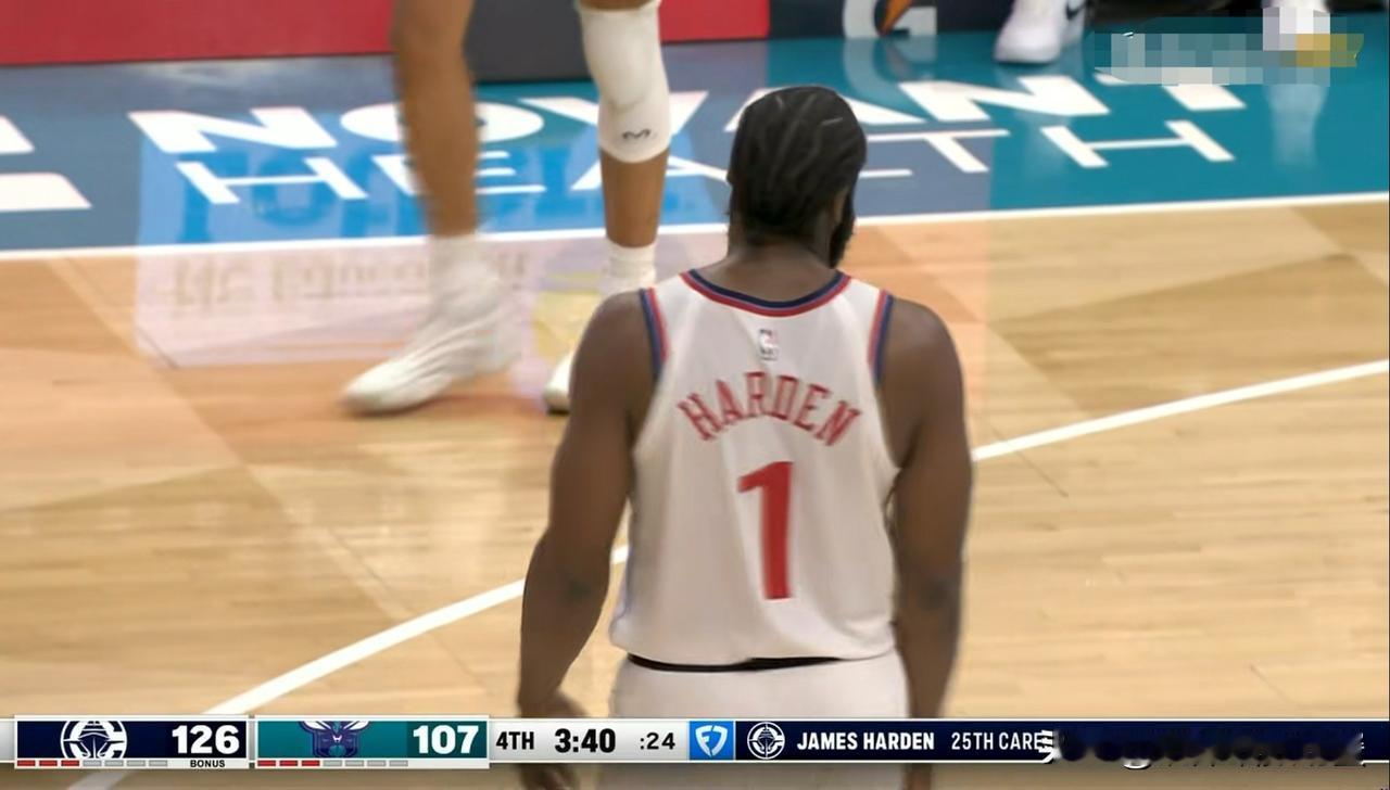 快船队记Farbod Esnaashari的妈妈真是太明白事理了！在今天快船客场