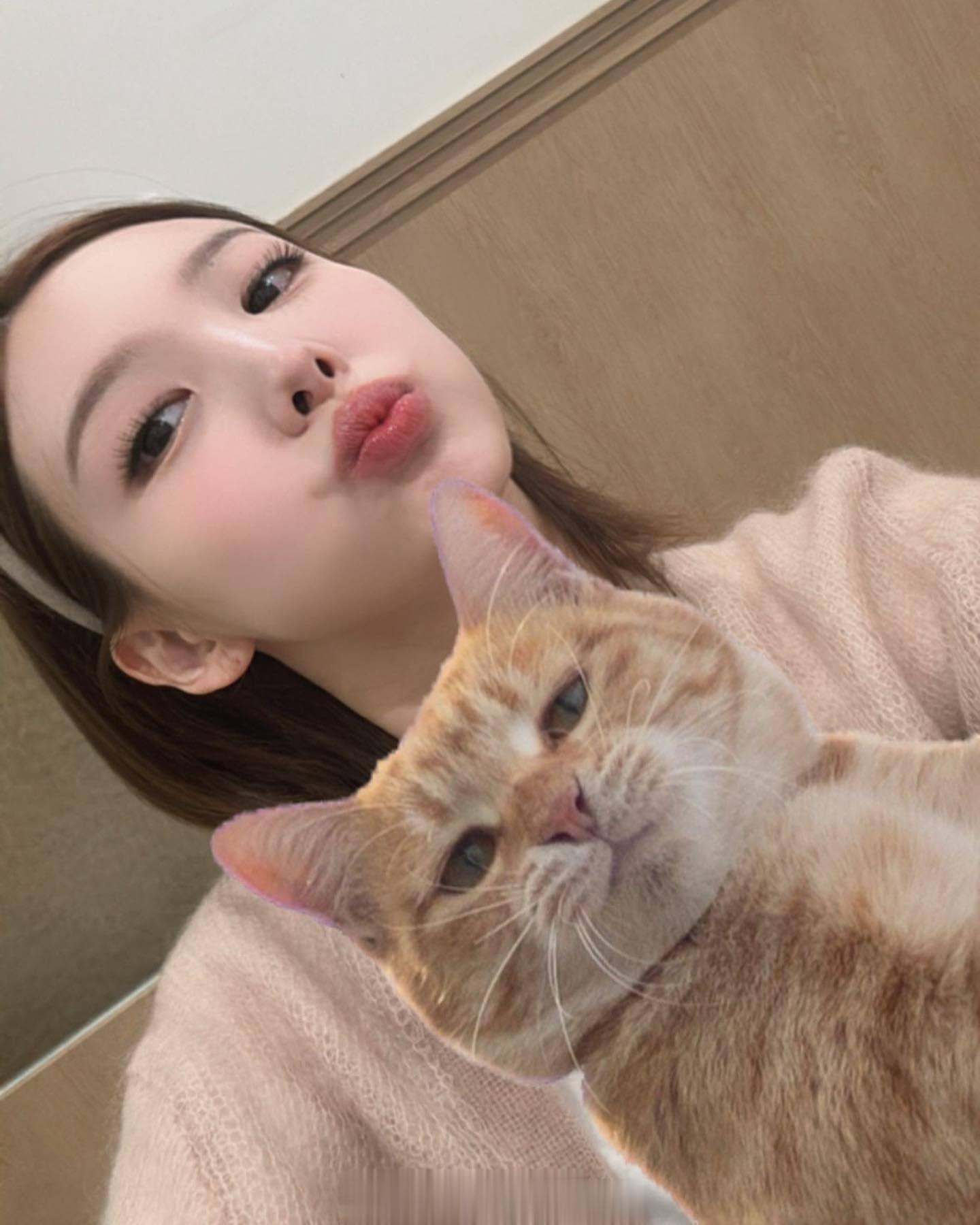 #明星私服搭配[超话]# 林娜琏 更新ins👩和🐱 超可爱 ​​​