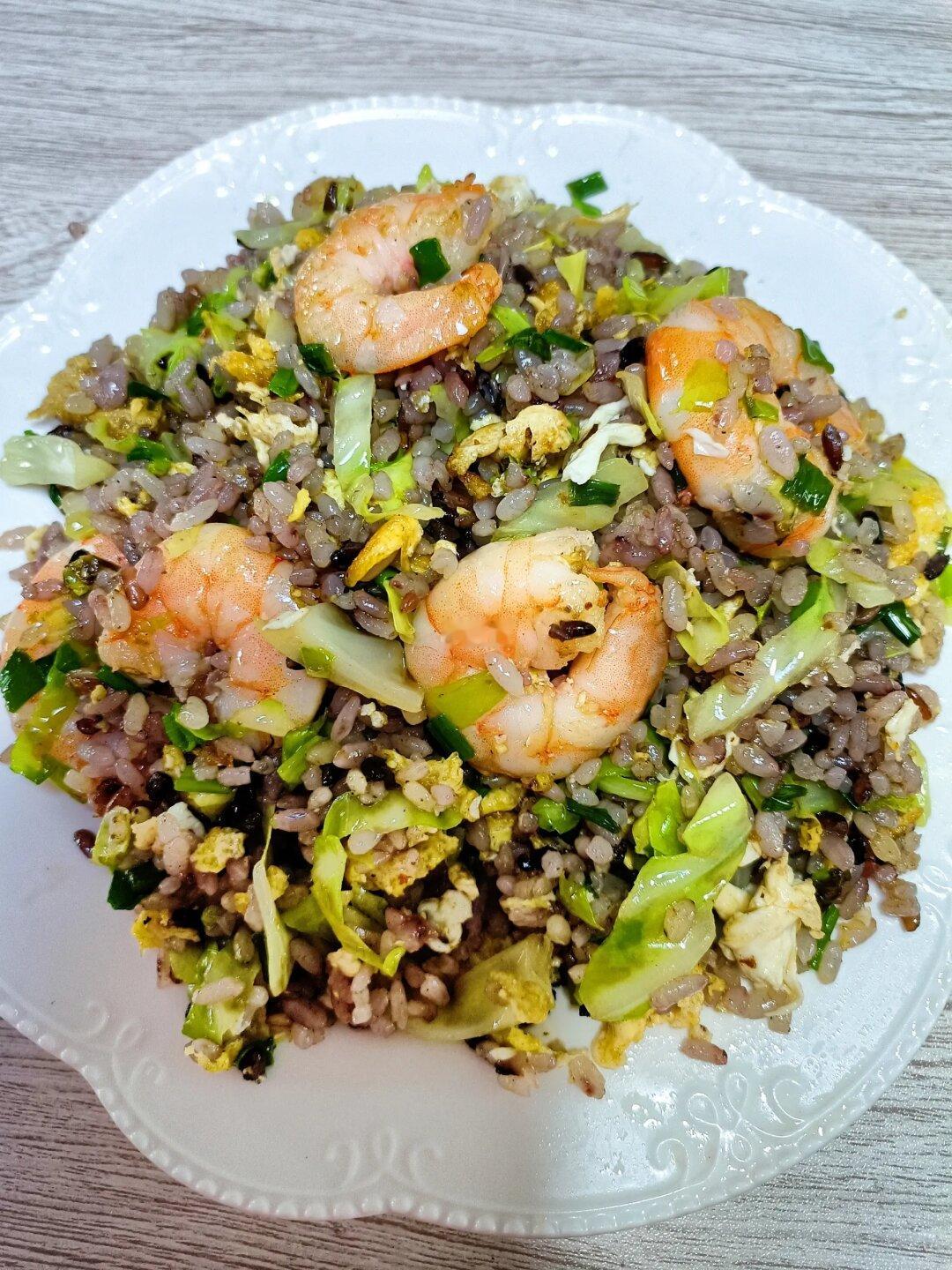 营养丰富，有荤有素有蛋的虾仁蛋炒饭