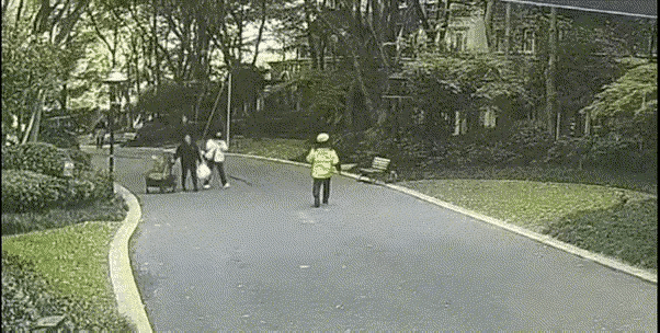 不让我骑车进来
让我多走路
越想越气