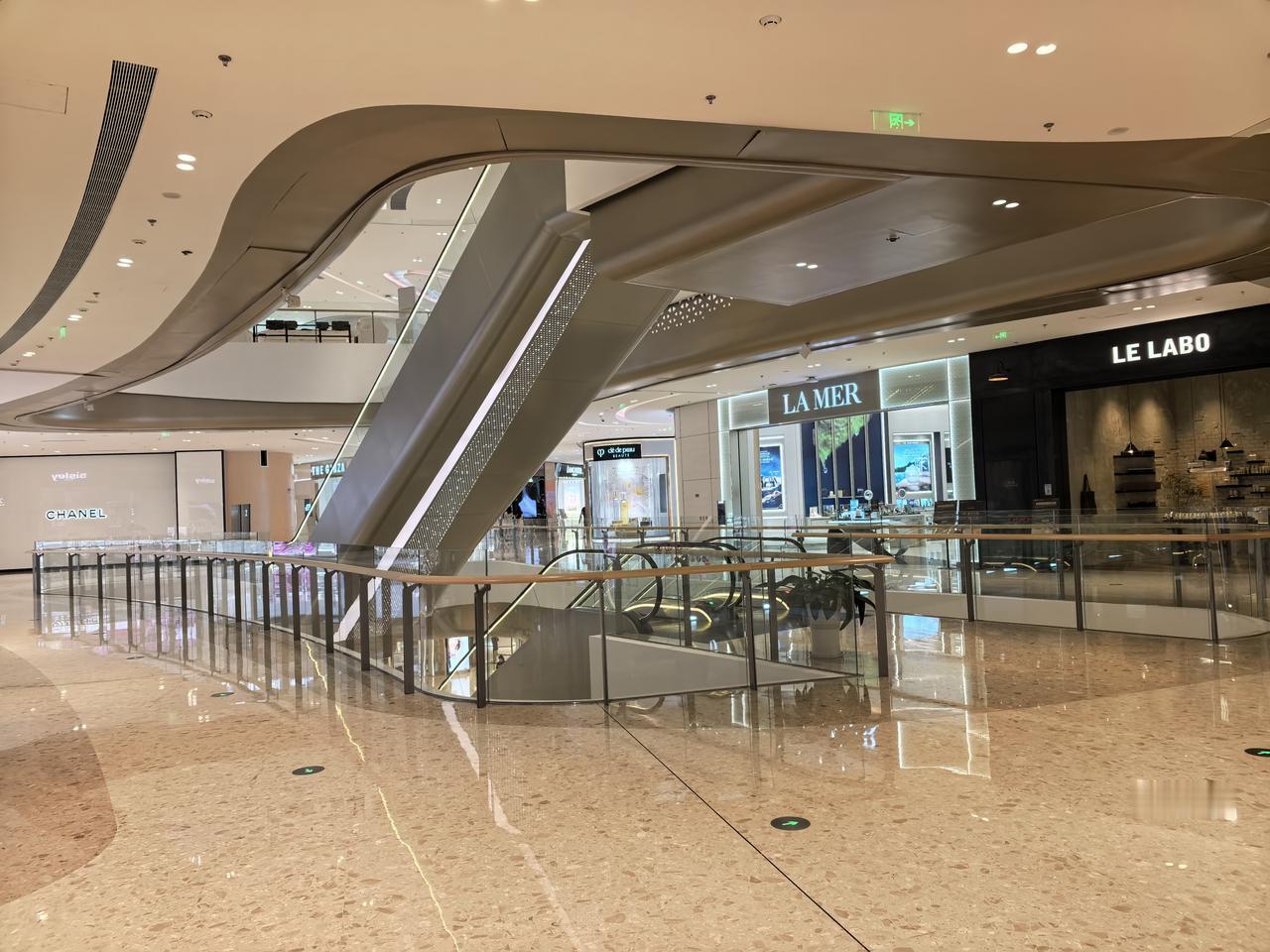 今天有幸来到海南最大的免税店。面积28平方。
就目前这个人流量来看很不满意啊，不