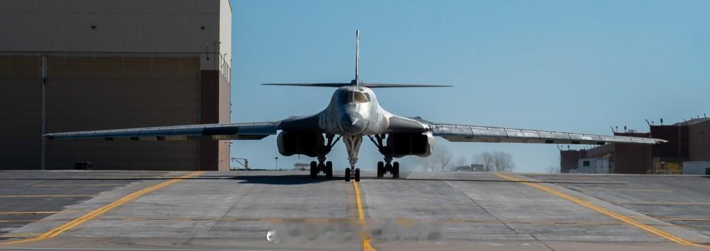 美军从沙漠飞机坟场中启封的86-0115号B-1B经过两年的维修，更换500多个