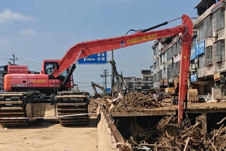 中国安能集团使用两栖挖掘机在横州，贵港等受灾区清理河道场地。给力[赞][赞][赞