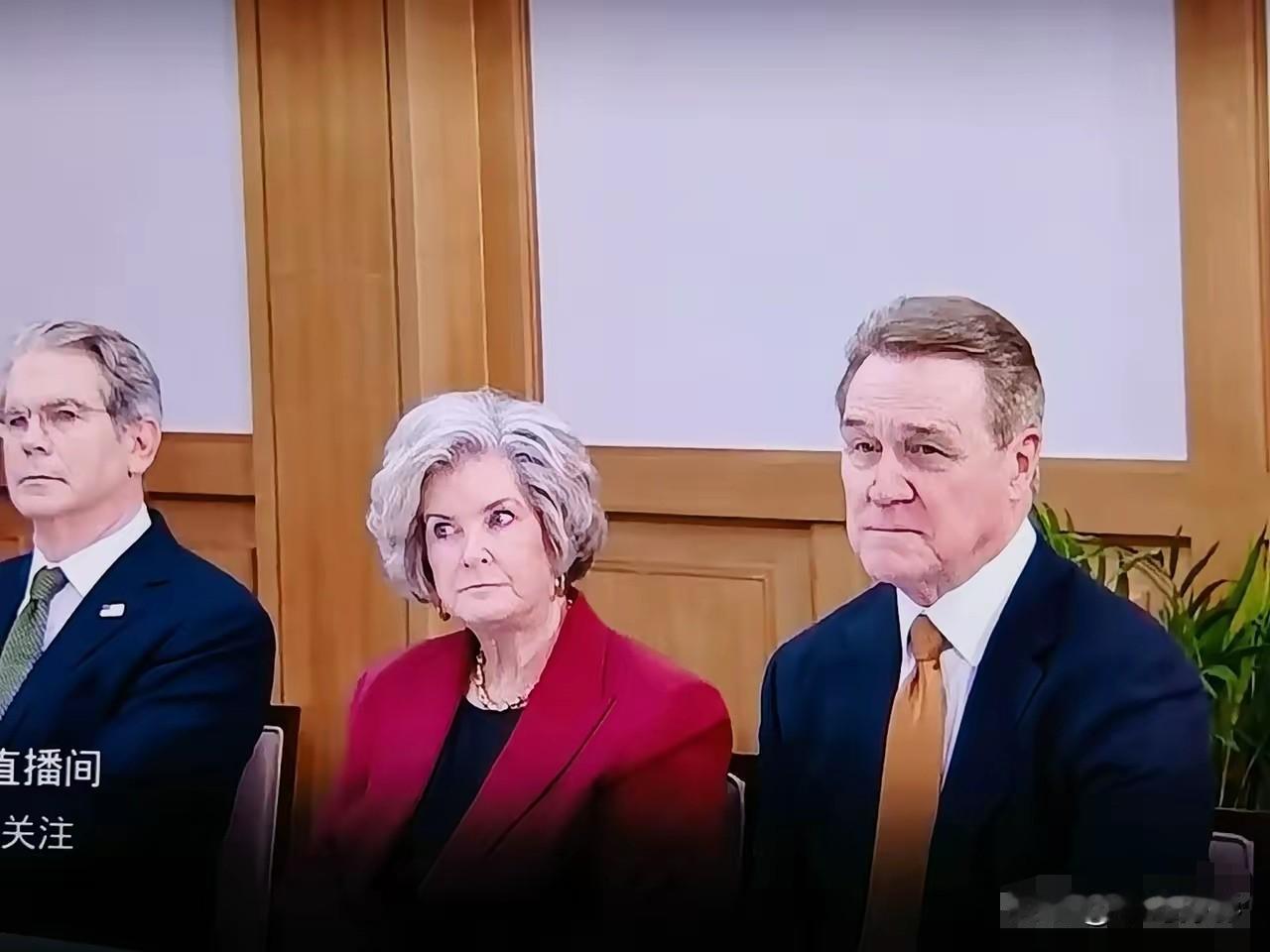 白宫的老太太一脸不服气，再苦也得忍着。