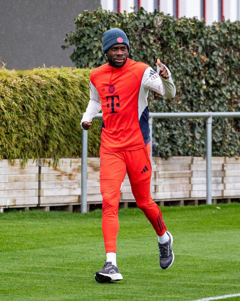 阿方索·戴维斯今天在球场上进行跑步训练，朝着复出迈出了坚实的一步。阿方索·戴维斯