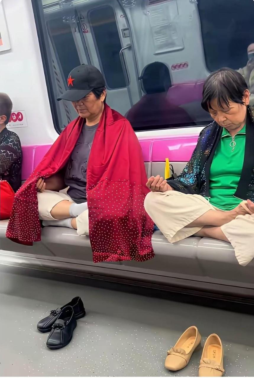 下班结束劳累工作后，在地铁上的你若遇上这样的“修行者”，会作何反应呢？是上前提醒