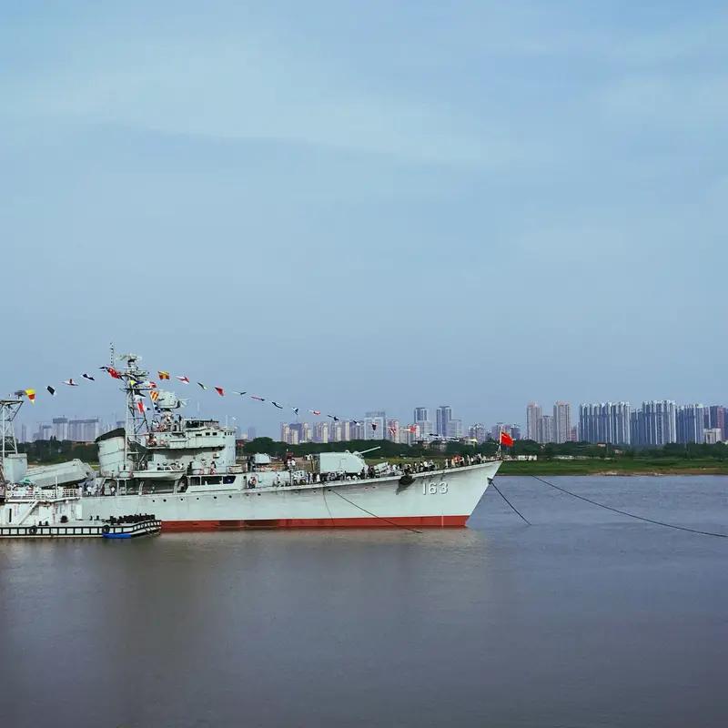 南昌舰以一敌二逼退外舰的事件，展现了中国海军的强大实力与坚定意志，可从以下角度深